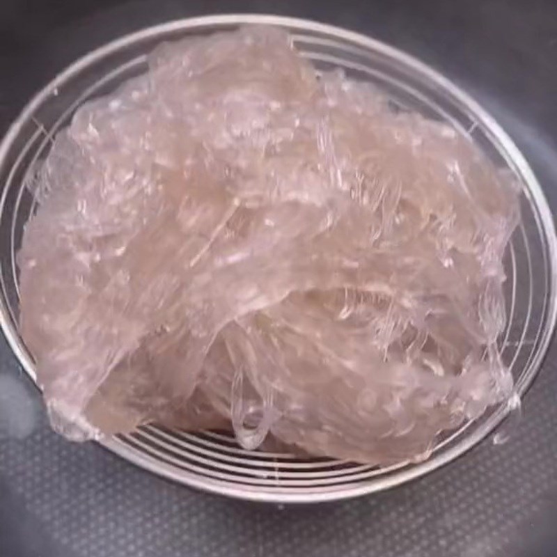 Step 4 Blanching noodles and vegetables for vegetarian mixed noodles (Recipe shared from Tiktok Vegetarian Kitchen XANH)