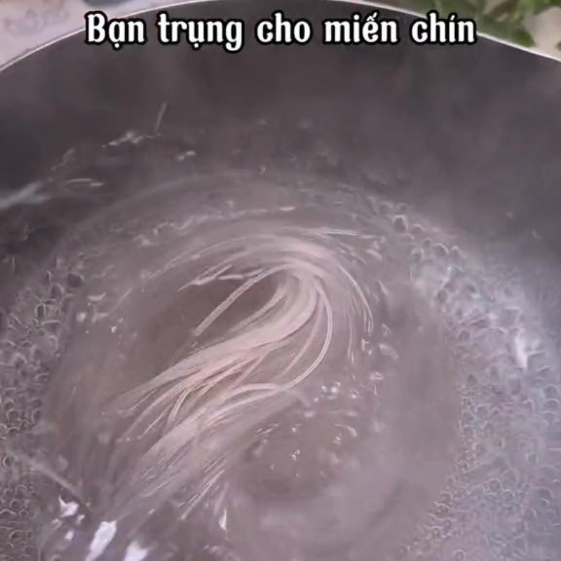 Step 4 Blanching noodles and vegetables for vegetarian mixed noodles (Recipe shared from Tiktok Vegetarian Kitchen XANH)