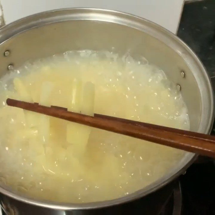Step 4 Blanch the noodles with pork bones and chicken feet
