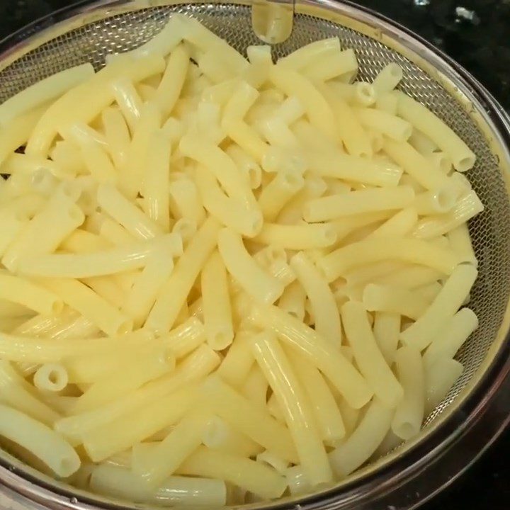 Step 4 Blanch the noodles with pork bones and chicken feet