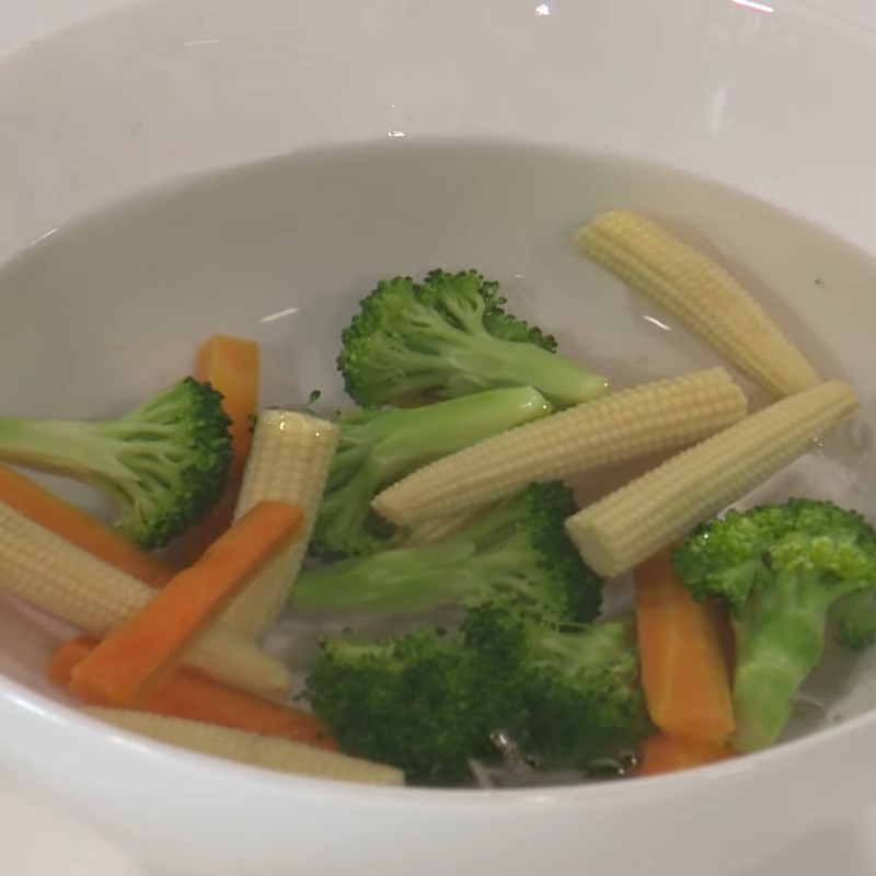 Step 2 Blanch vegetables Fish paste wrapped in fried vegetables
