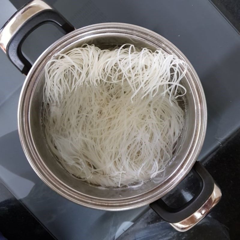Step 2 Blanch the ingredients for Stir-fried Rice Noodles with Bean Sprouts and Chives