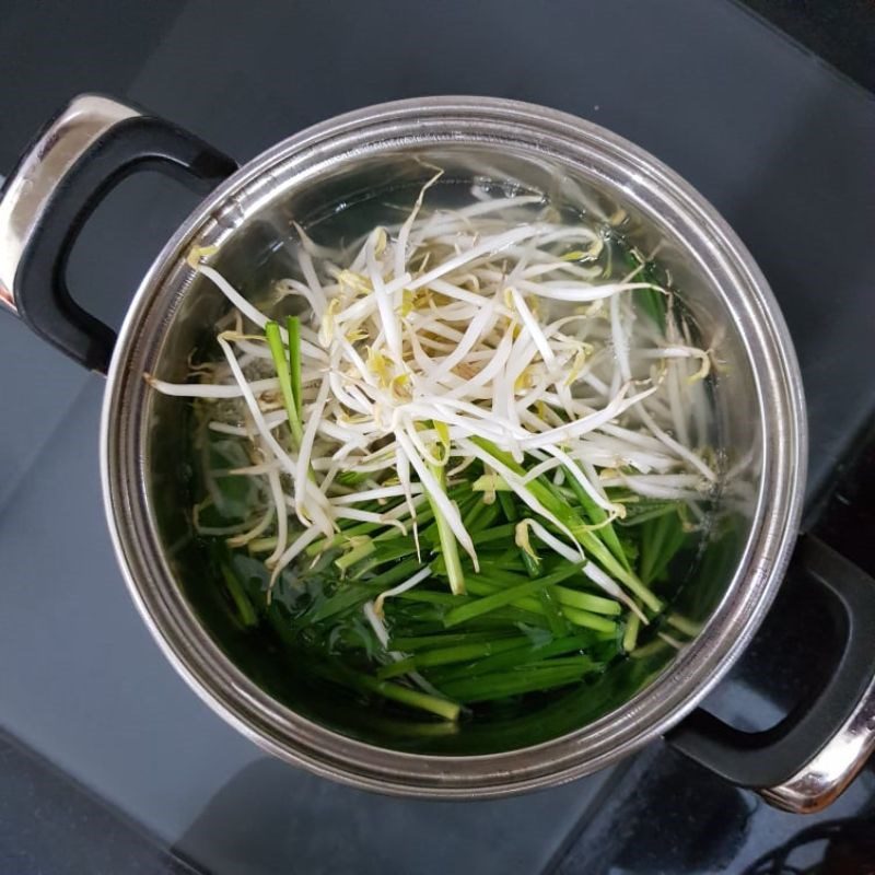 Step 2 Blanch the ingredients for stir-fried rice noodles with chives