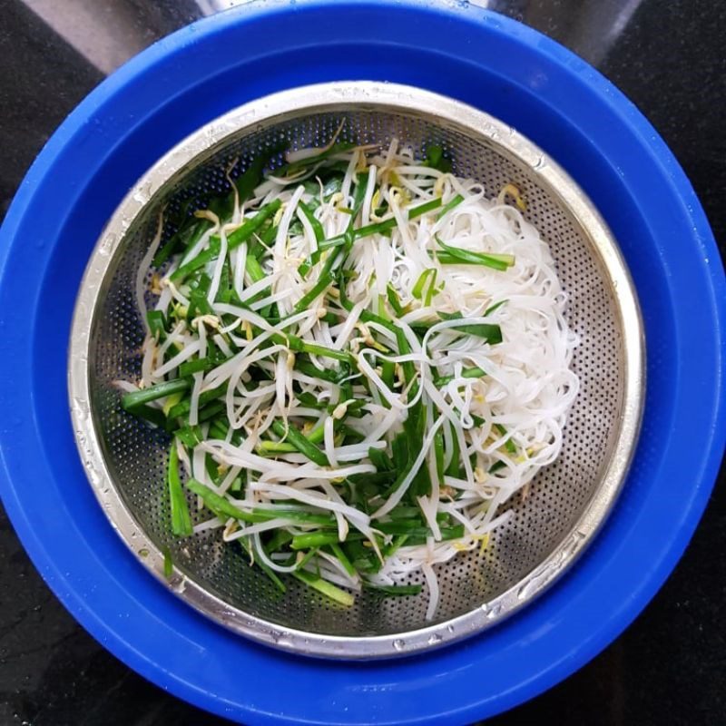 Step 2 Blanch the ingredients for stir-fried rice noodles with chives