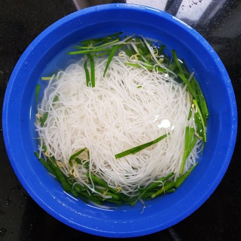 Step 2 Blanch the ingredients for stir-fried rice noodles with chives