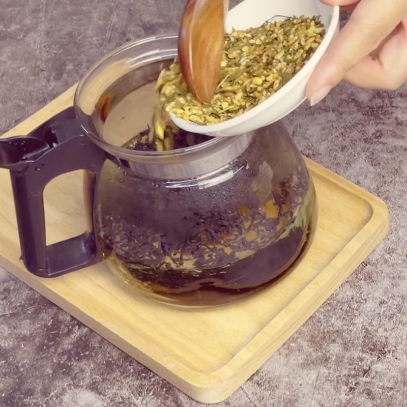 Step 1 Steeping tea for burnt egg cream milk tea