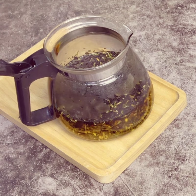 Step 1 Steeping tea for burnt egg cream milk tea