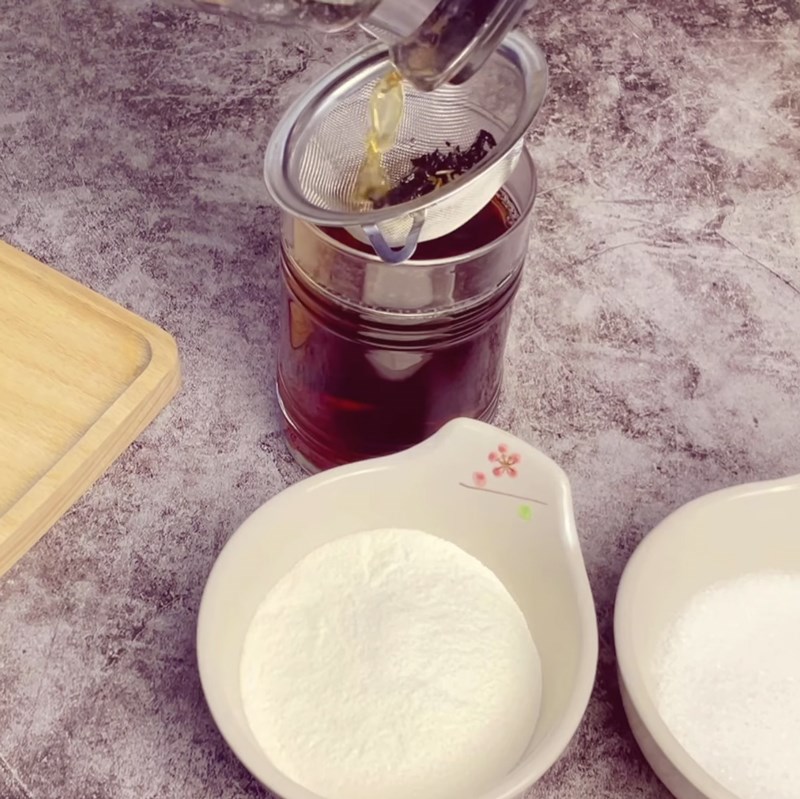 Step 1 Steeping tea for burnt egg cream milk tea