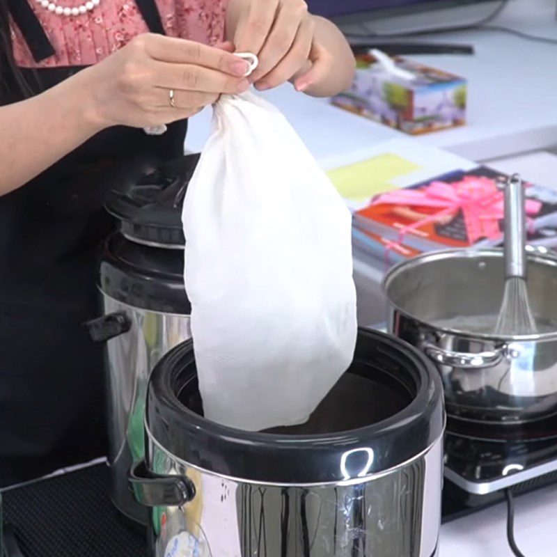 Step 4 Steeping tea for Pandan Milk Tea