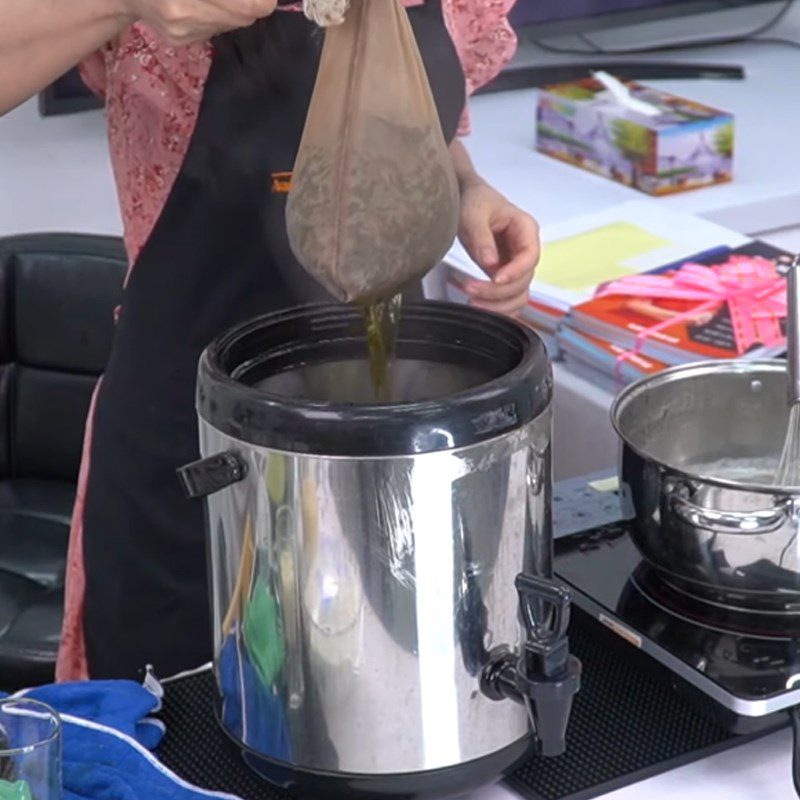 Step 4 Steeping tea for Pandan Milk Tea