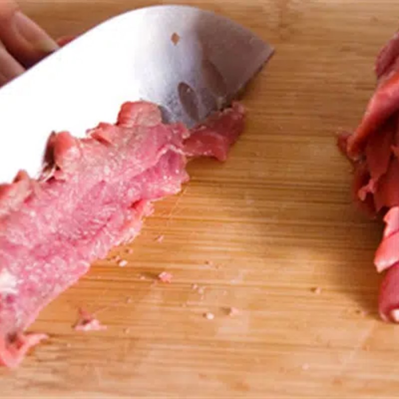 Step 2 Marinate the beef for water celery stir-fry