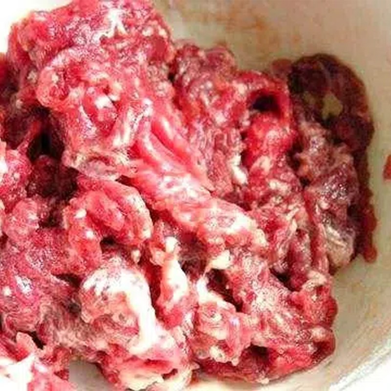 Step 2 Marinate the beef for water celery stir-fry