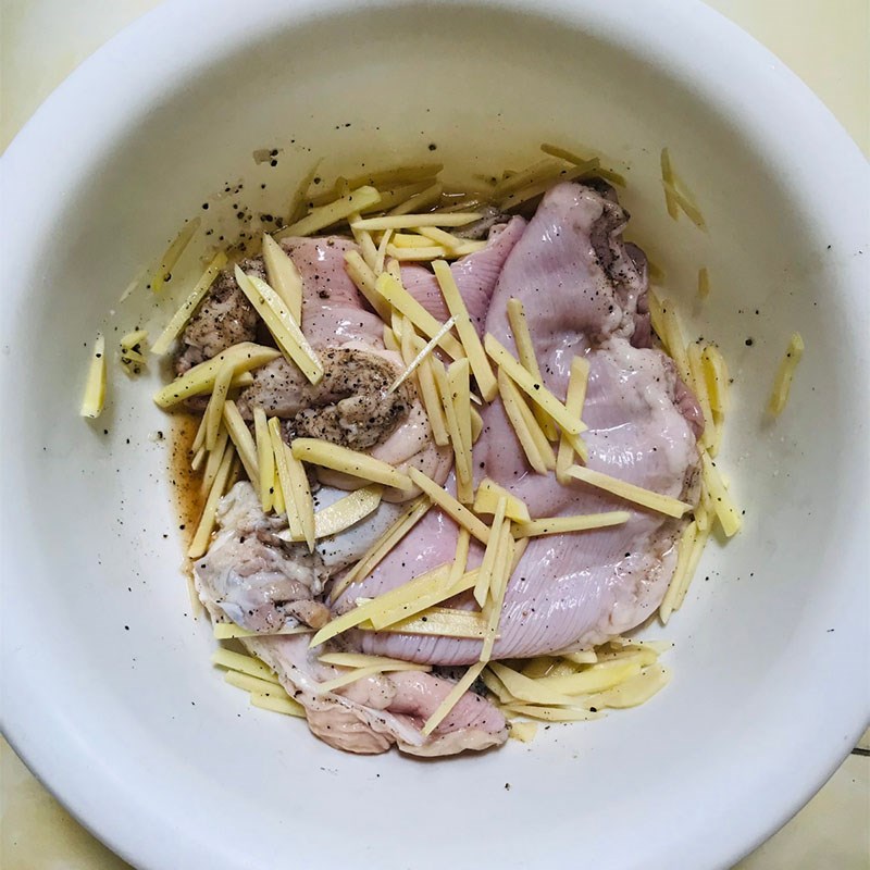 Step 2 Marinate the pig stomach for steamed pig stomach with ginger