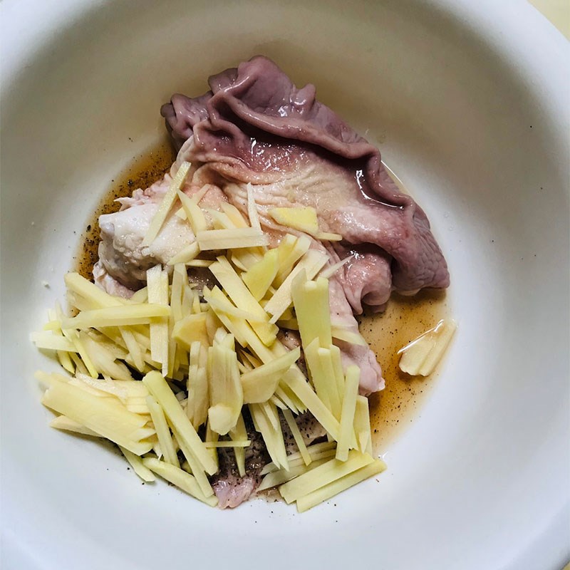 Step 2 Marinate the pig stomach for steamed pig stomach with ginger