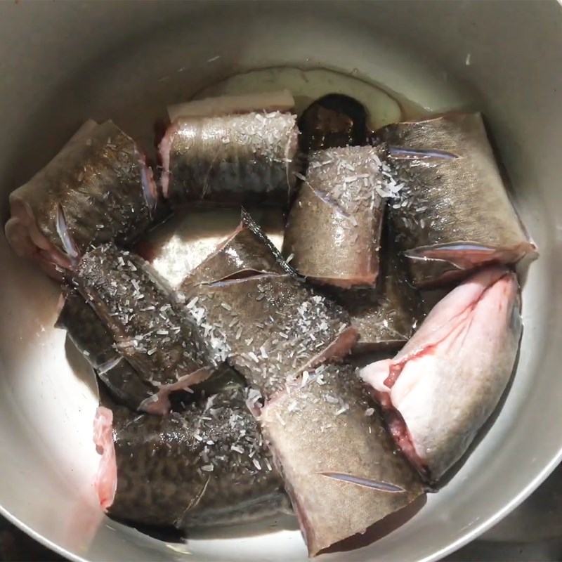 Step 2 Marinate the fish Eel cooked with turmeric