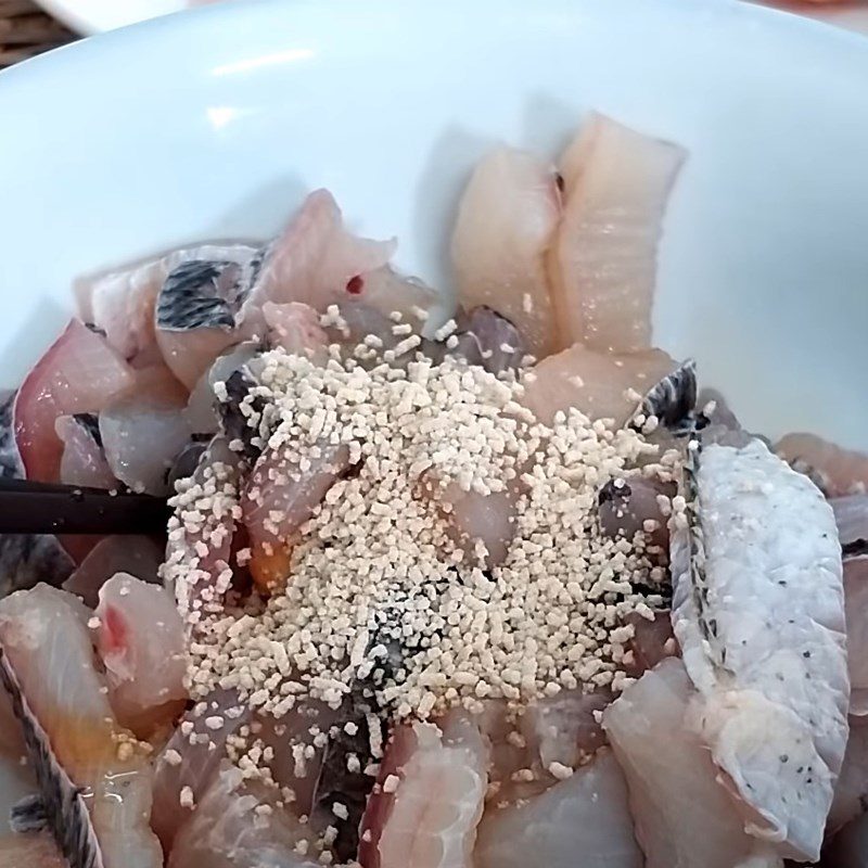 Step 2 Marinate the fish for the snakehead fish hotpot