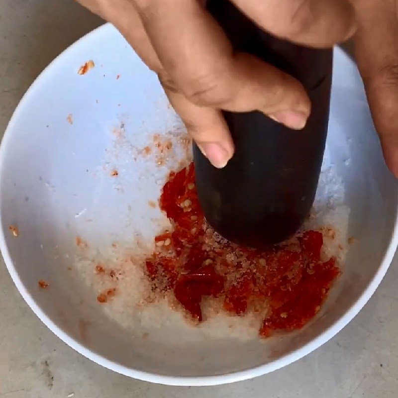 Step 2 Marinate the fish Grilled catfish with salt and chili