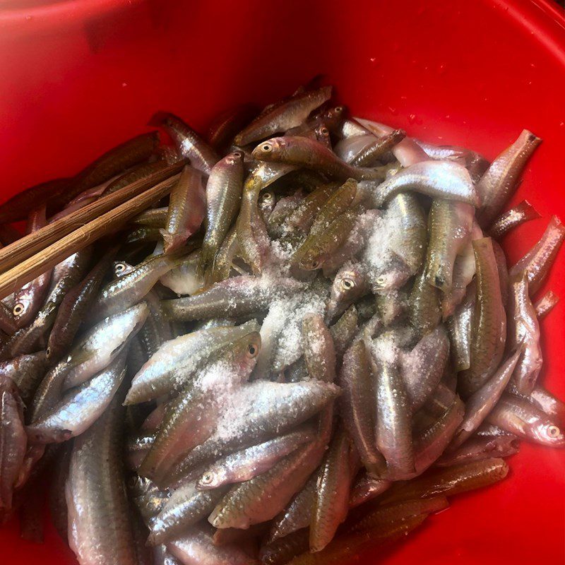 Step 2 Marinate the fish for Fried Tongue Fish