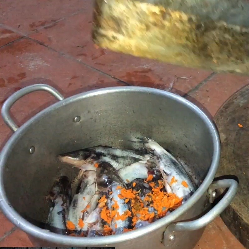 Step 3 Marinate the fish for sour fish soup