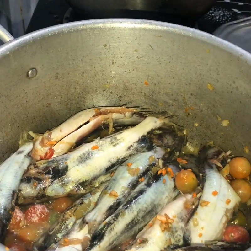 Step 3 Marinate the fish for sour fish soup