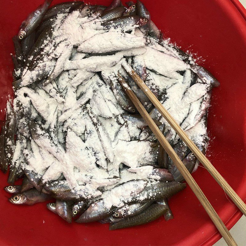 Step 2 Marinate the fish for Fried Tongue Fish