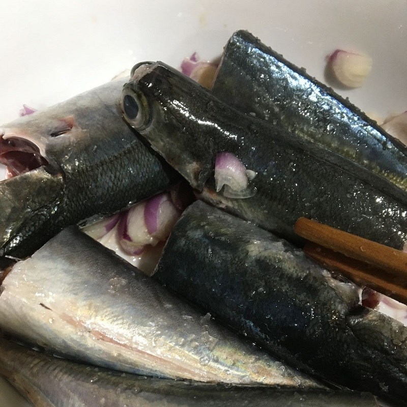 Step 2 Marinate the fish for Mackerel stew