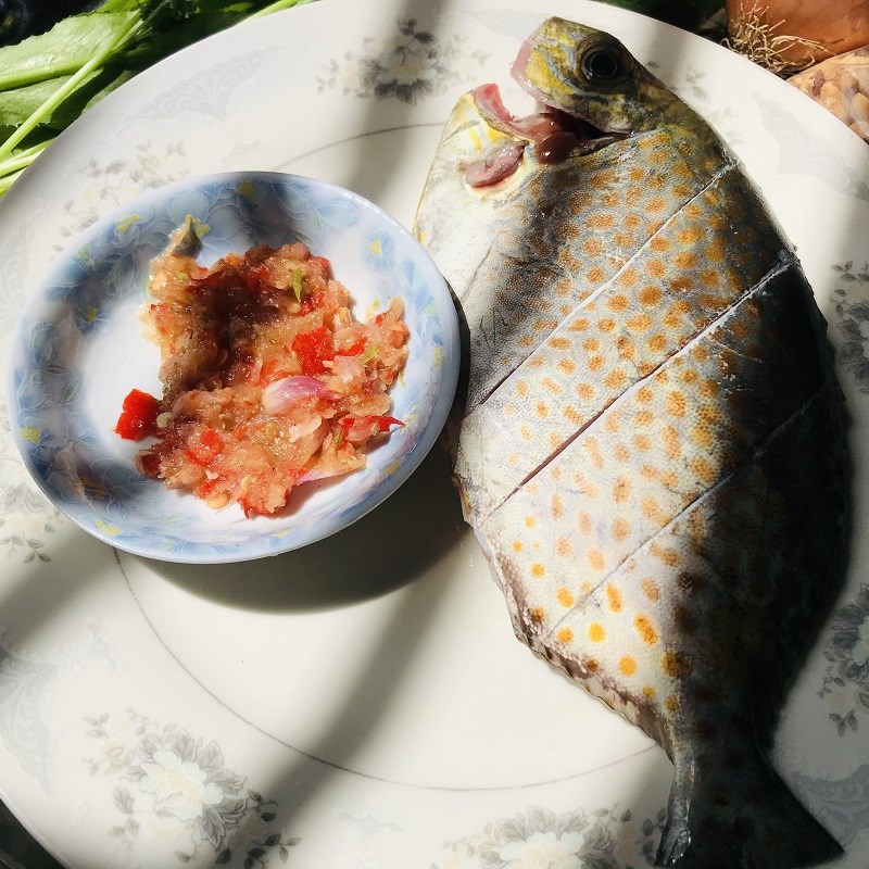 Step 2 Marinate fish for steamed fish with mushrooms