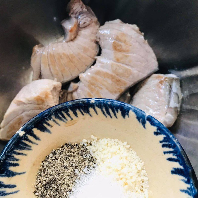 Step 3 Marinate the fish Tuna with pepper