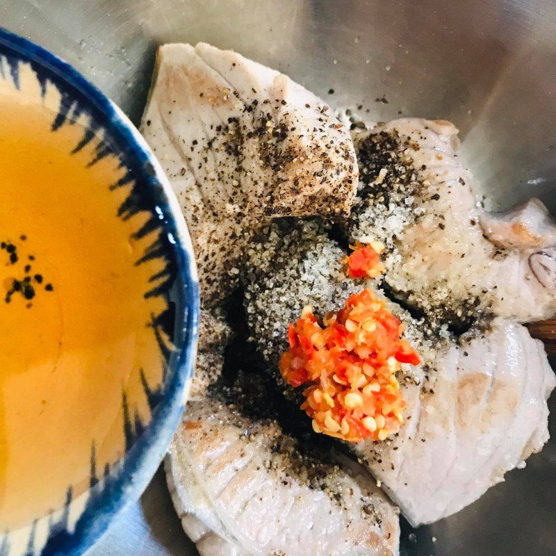 Step 3 Marinate the fish Tuna with pepper