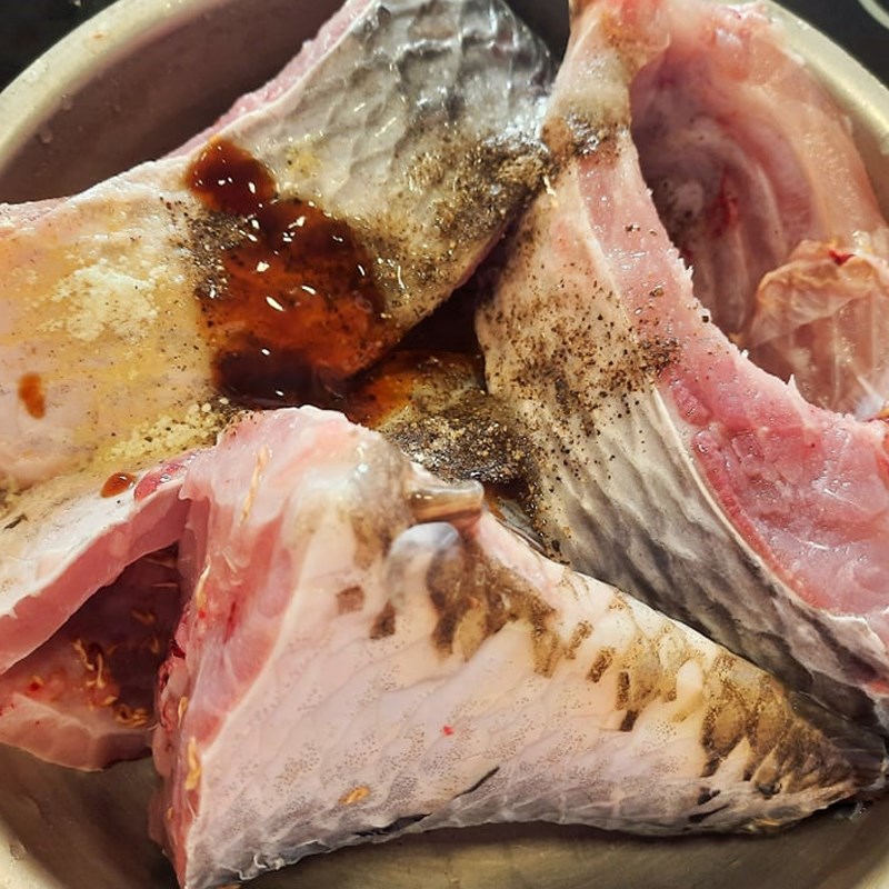 Step 2 Marinate the fish for ginger and lemongrass carp