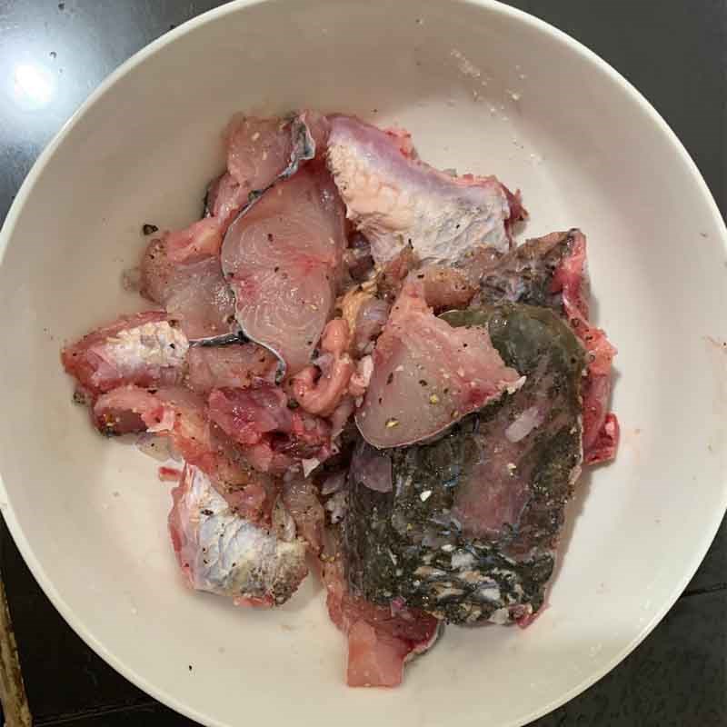 Step 2 Marinate snakehead fish for snakehead fish noodle soup