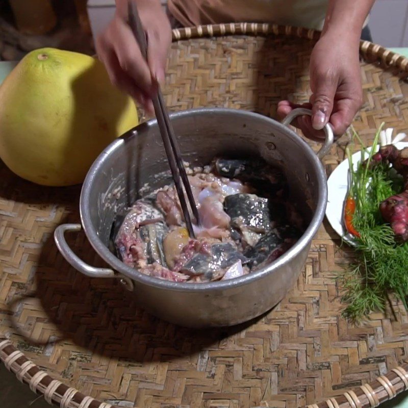 Step 3 Marinate catfish Catfish braised with galangal