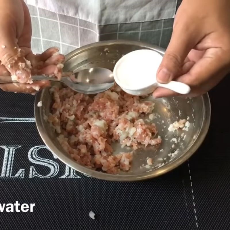 Step 2 Marinate fish cake and minced meat Mixed crab porridge