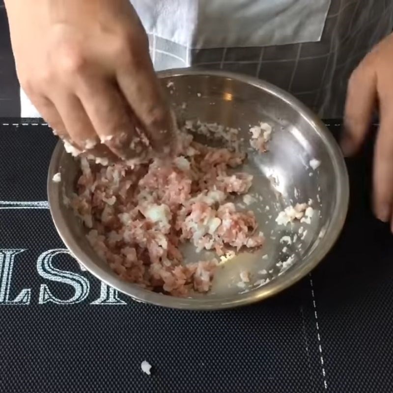Step 2 Marinate fish cake and minced meat Mixed crab porridge