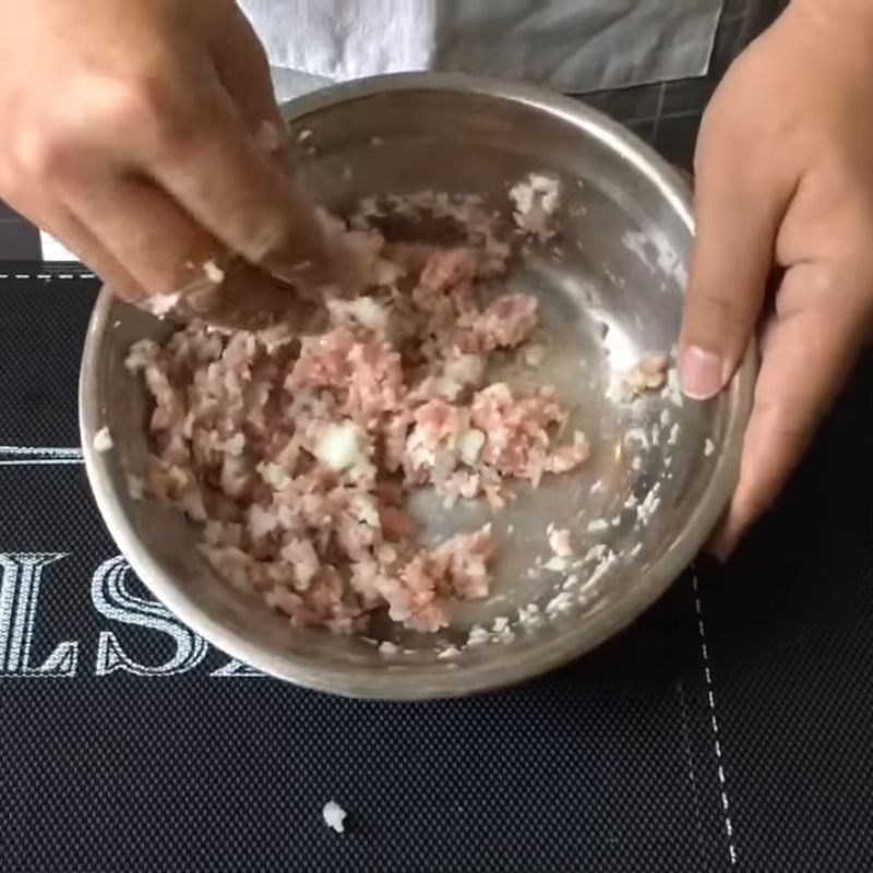 Step 2 Marinate fish cake and minced meat Mixed crab porridge