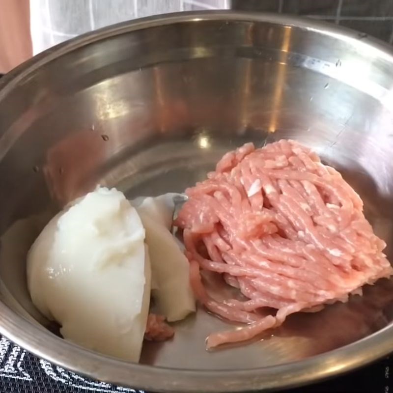 Step 2 Marinate fish cake and minced meat Mixed crab porridge