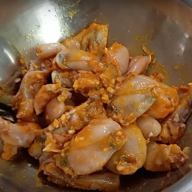 Step 2 Marinate the frog Frog stir-fried with coconut milk