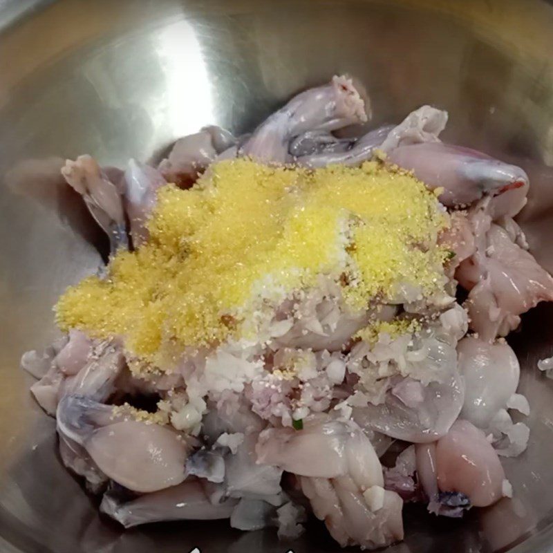 Step 2 Marinate the frog Frog stir-fried with coconut milk
