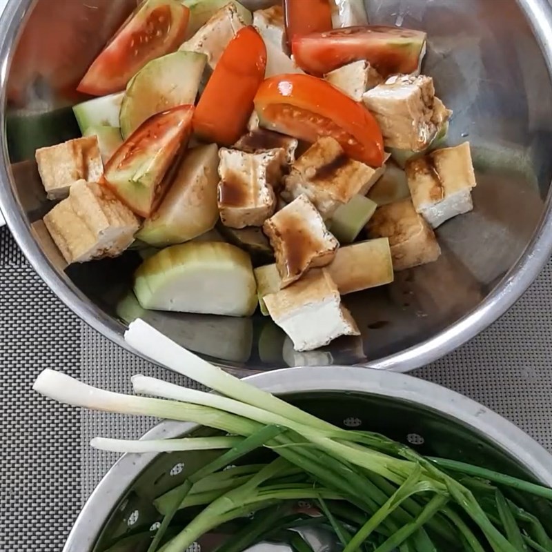 Step 2 Marinate the Ingredients for Gourd Braised with Mushrooms
