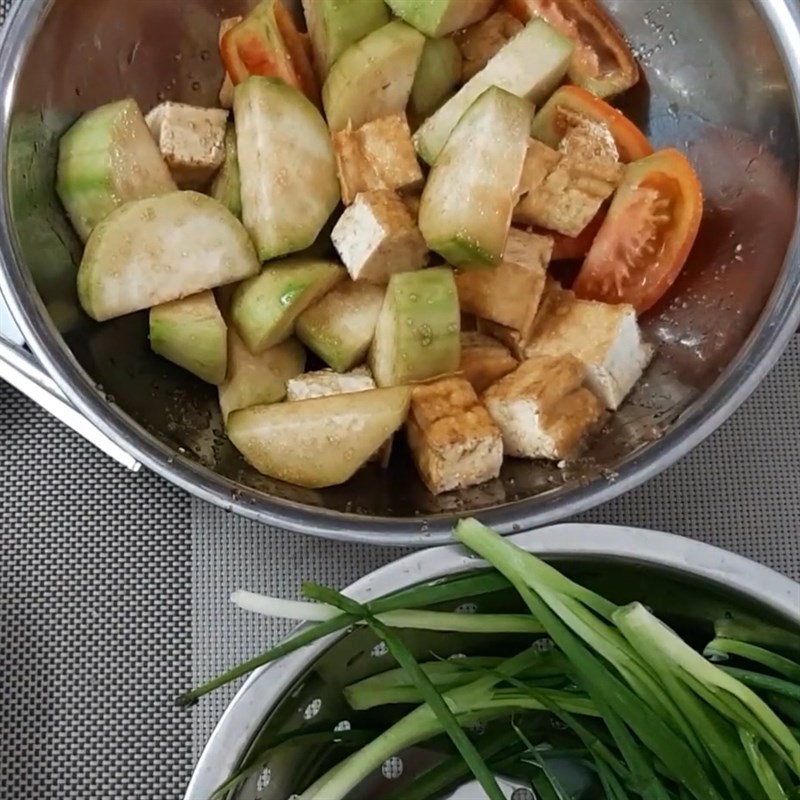 Step 2 Marinate the Ingredients for Gourd Braised with Mushrooms