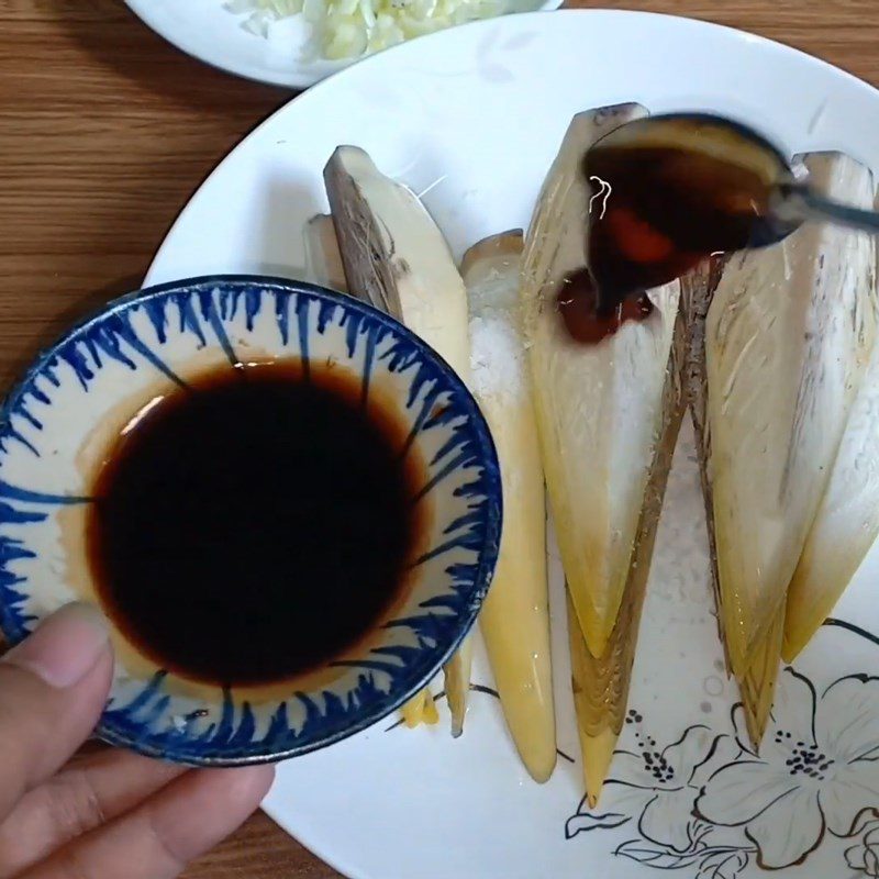 Step 2 Marinate the banana flower for braised banana flower