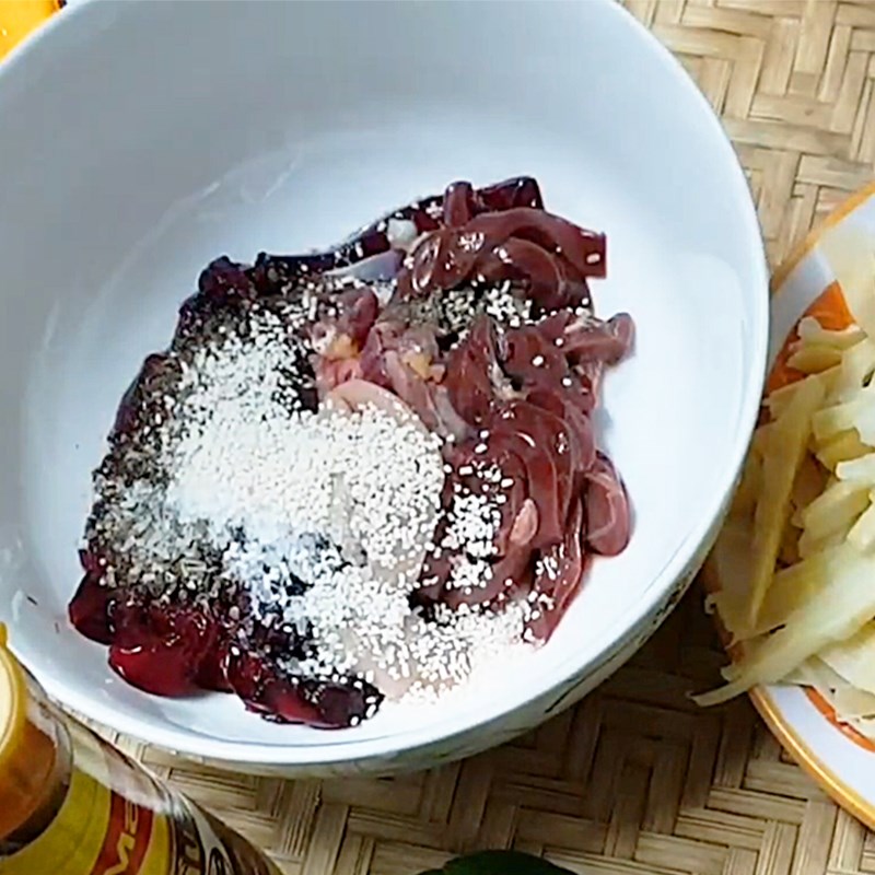 Step 3 Marinate chicken intestines Fresh bamboo shoots stir-fried with chicken intestines