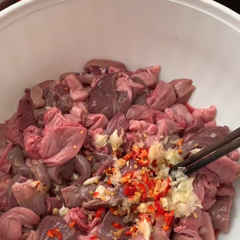 Step 4 Marinate the pig's intestines Central Region Porridge