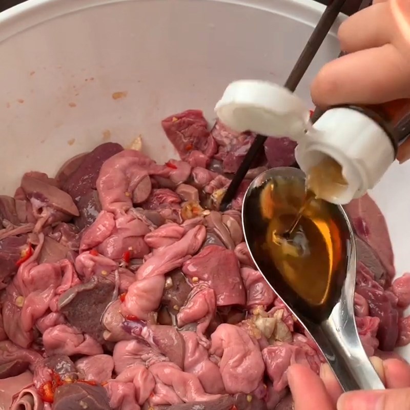 Step 4 Marinate the pig's intestines Central Region Porridge