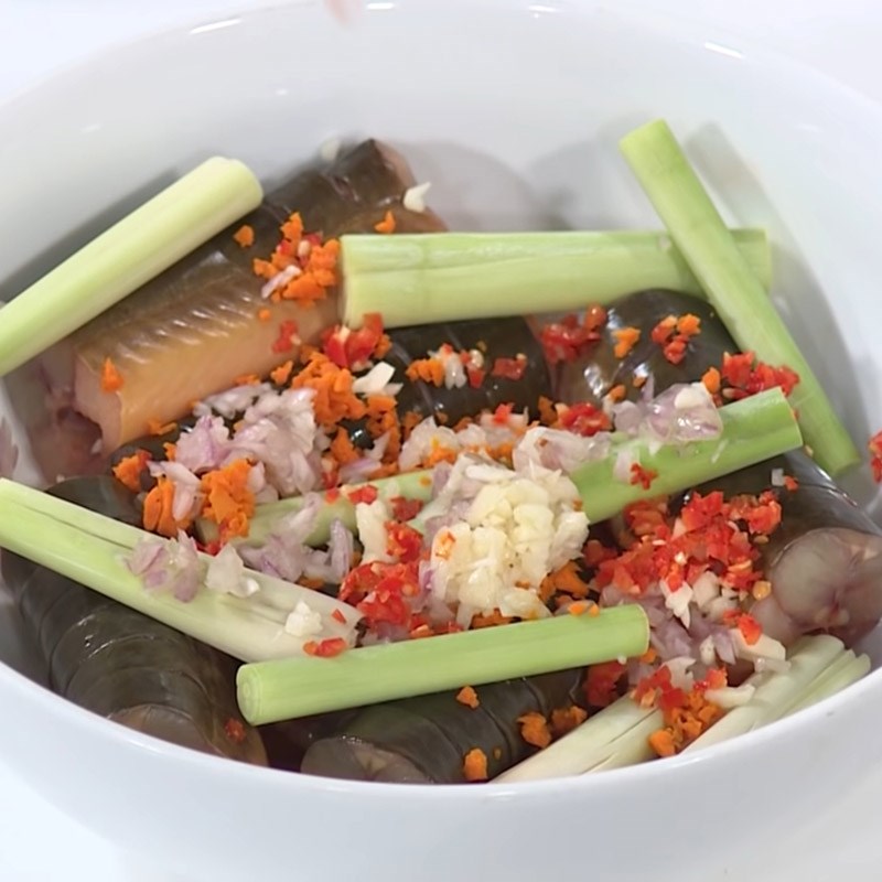 Step 3 Marinate the eel Grilled eel with lemongrass and chili