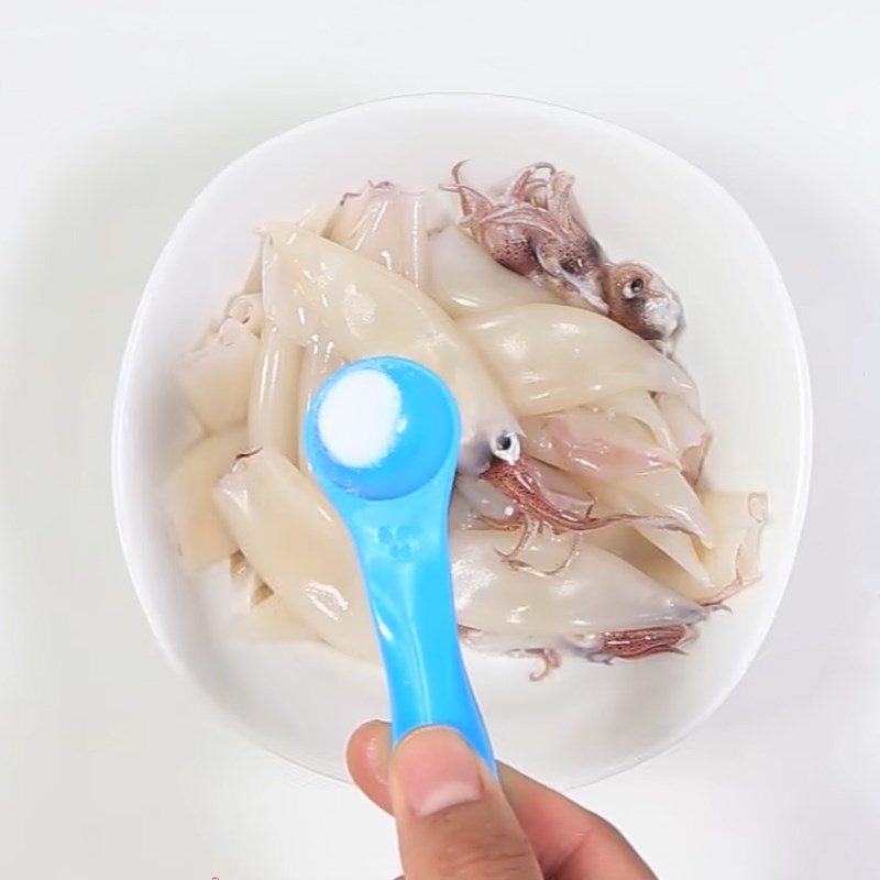 Step 2 Marinate the squid for Steamed Squid with Ginger