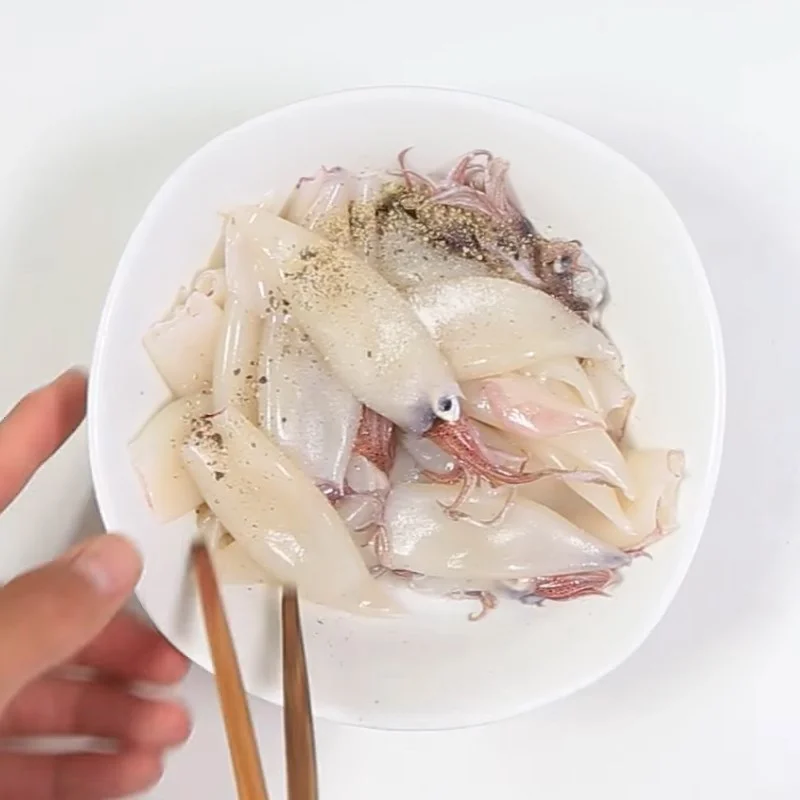 Step 2 Marinate squid Ginger steamed squid