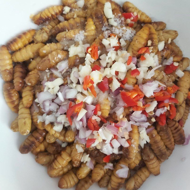 Step 2 Marinating silkworms Silkworms stir-fried with garlic