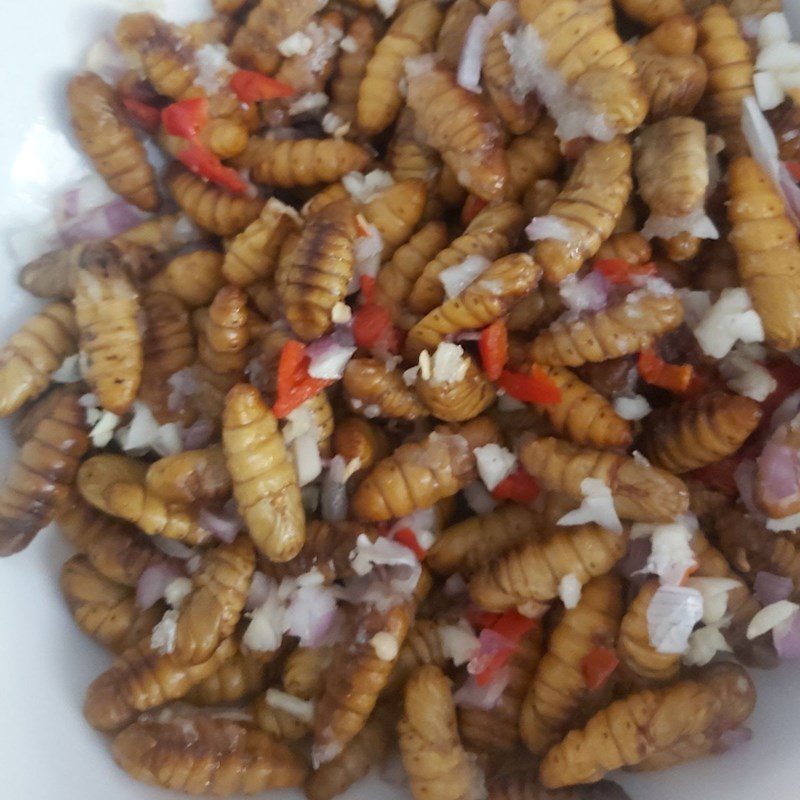 Step 2 Marinating silkworms Silkworms stir-fried with garlic