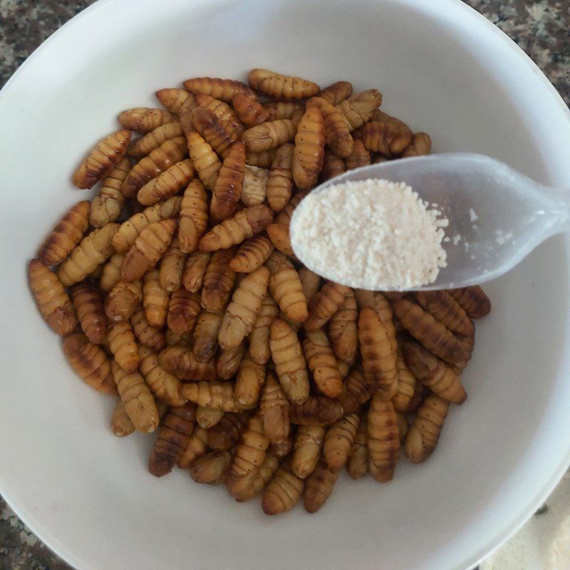 Step 2 Marinate the Silkworm Larvae for Garlic Stir-Fried Silkworm Larvae